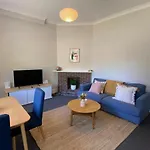 Retro Apt 6 Mins To Victoria Quay