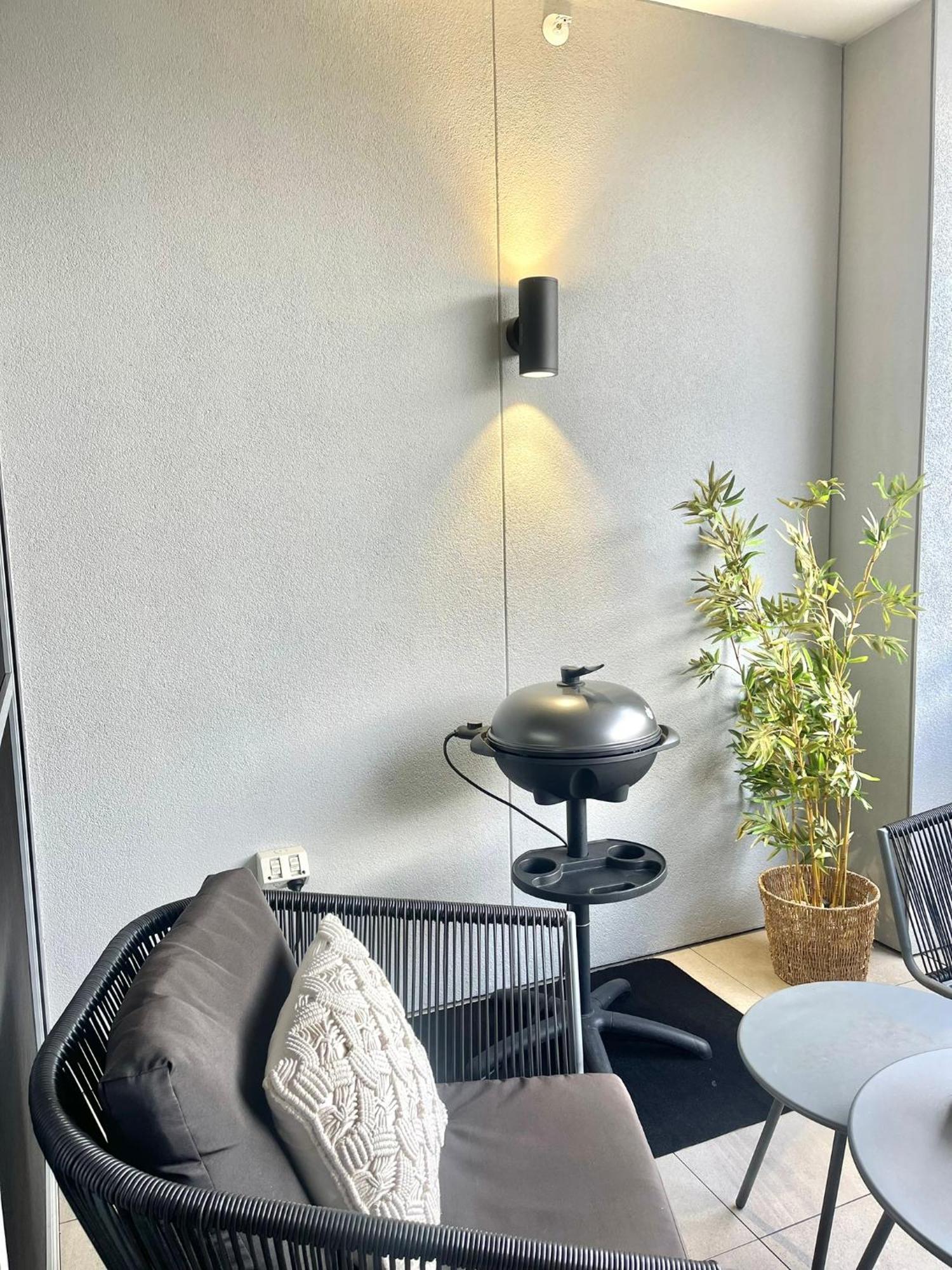 Apartment Heart Of Fremantle: Chic 2-bed In Prime Location *