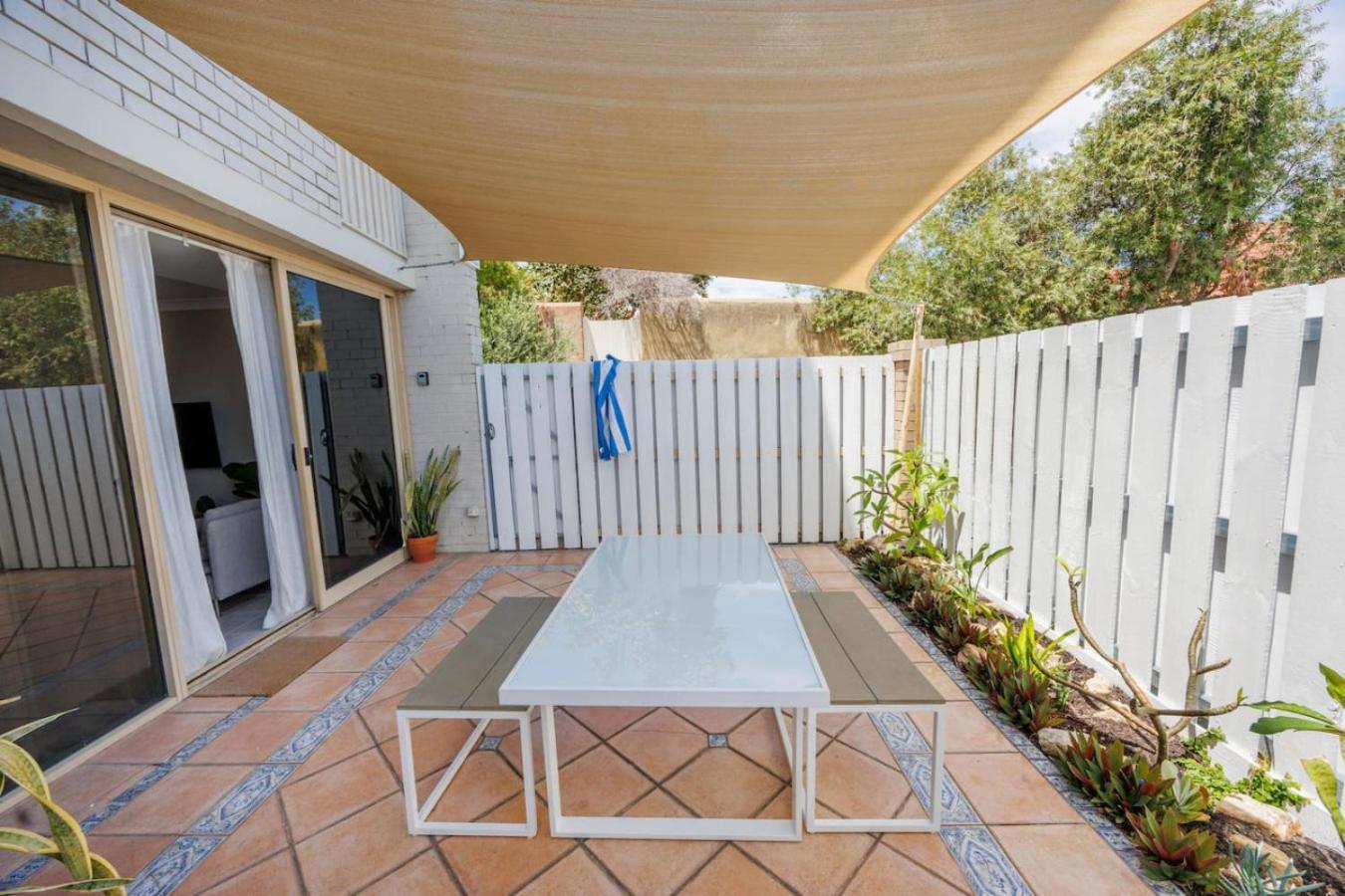Cosy Courtyard - Central, Parking, Smarttv Apartment *