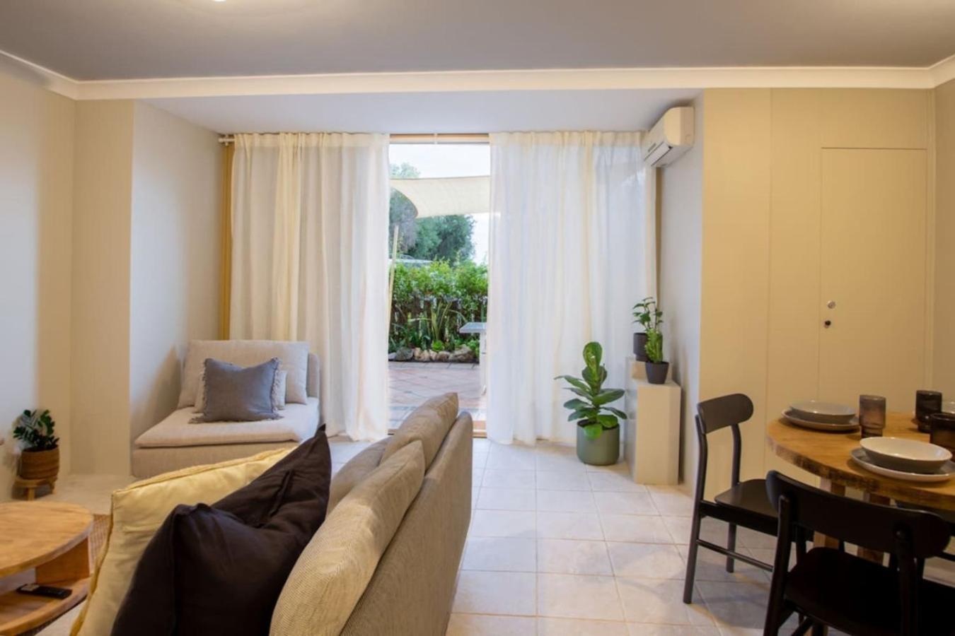 Cosy Courtyard - Central, Parking, Smarttv Apartment *
