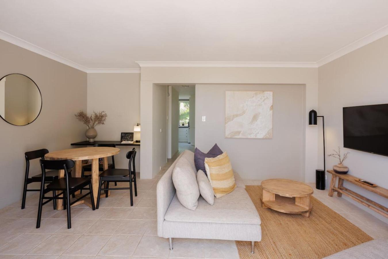 Cosy Courtyard - Central, Parking, Smarttv Apartment
