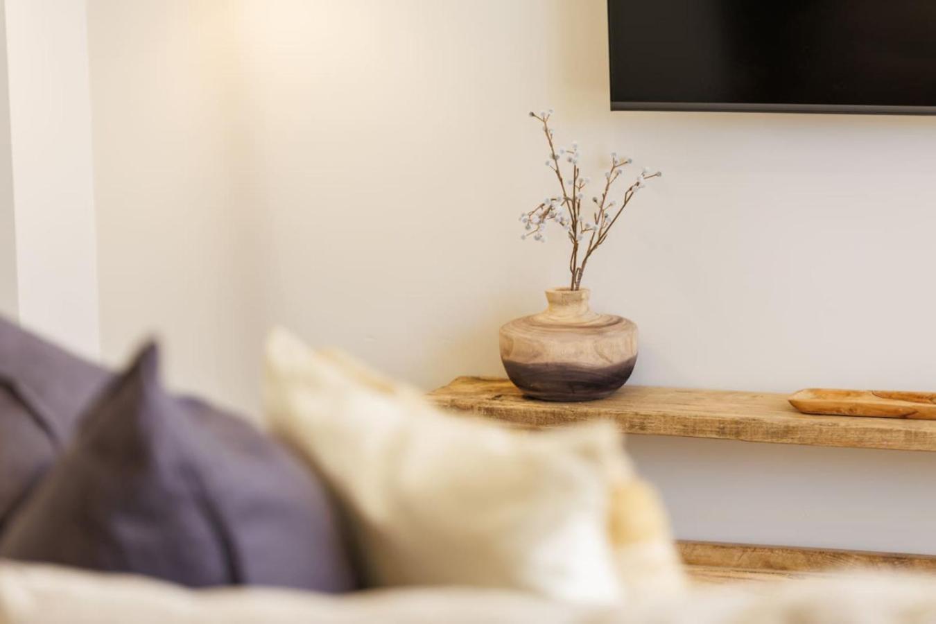 Cosy Courtyard - Central, Parking, Smarttv Apartment *
