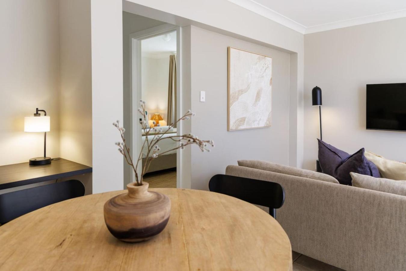 Cosy Courtyard - Central, Parking, Smarttv Apartment