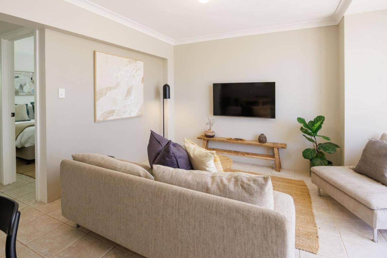 Cosy Courtyard - Central, Parking, Smarttv Apartment