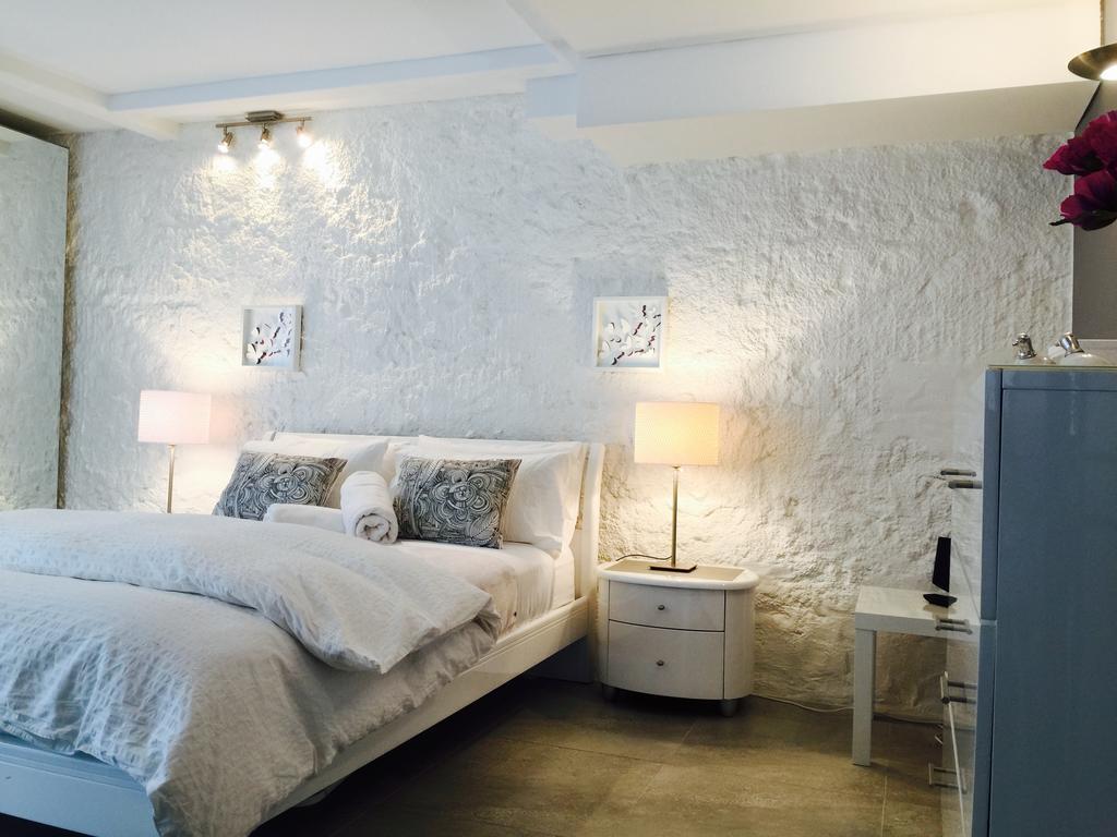 Apartment Archway *